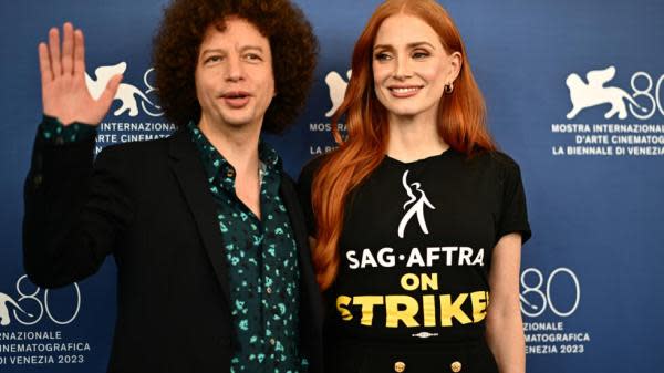 Michel Franco y Jessica Chastain en el Festival de Venecia 2023 (Imagen: France 24)