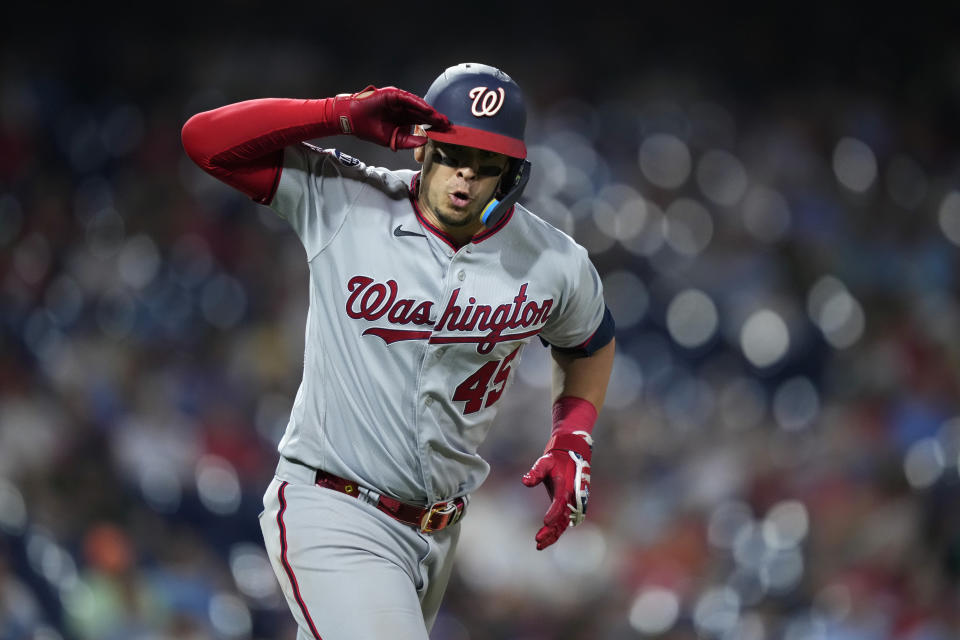 El mexicano Joey Meneses, de los Nacionales de Washington, festeja tras conectar un jonrón en el noveno inning del segundo juego de una doble tanda ante los Filis de Filadelfia, el martes 8 de agosto de 2023 (AP Foto/Matt Slocum)