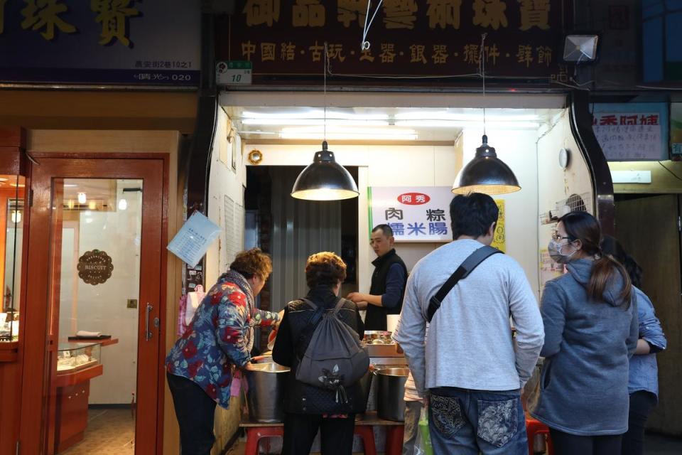 「阿秀肉粽糯米腸」是晴光市場裡的老攤，從下午開門到晚上，白天這個攤子是賣熟食雞肉。
