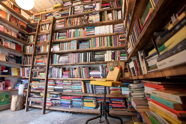 La librería más pequeña de Buenos Aires, en una baulera en Villa Crespo -  LA NACION