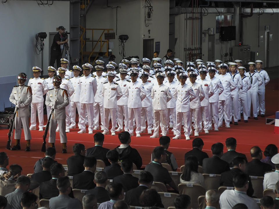 未來負責操作新潛艦「海鯤號」的艦上官兵，下水儀式當天整齊列隊出席典禮。（圖：張柏仲攝）