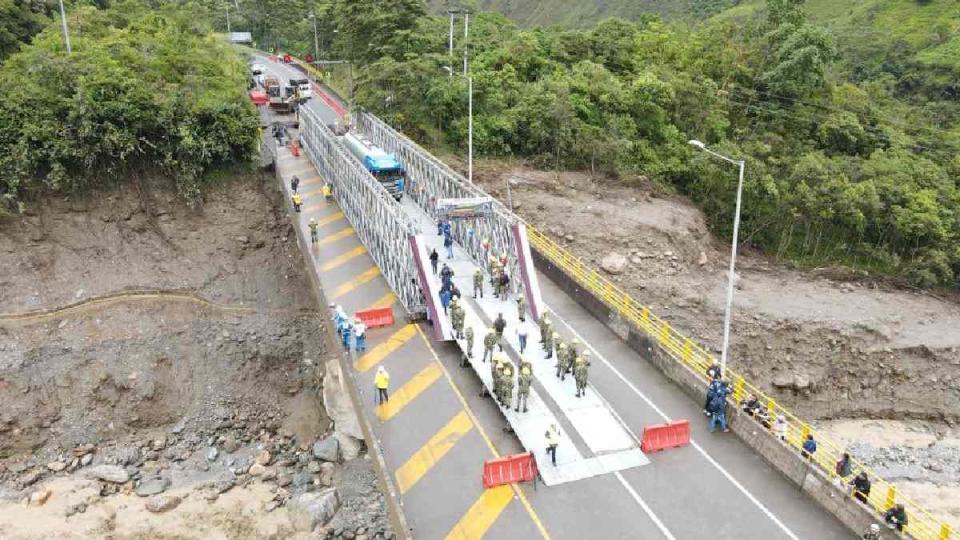 El puente instalado para la reapertura de la vía Bogotá - Villavicencio es una estructura metálica modular y temporal de 54,86 metros que ayudará al restablecimiento de la movilidad entre los departamentos de Meta y Cundinamarca. Foto: Ministerio de Defensa