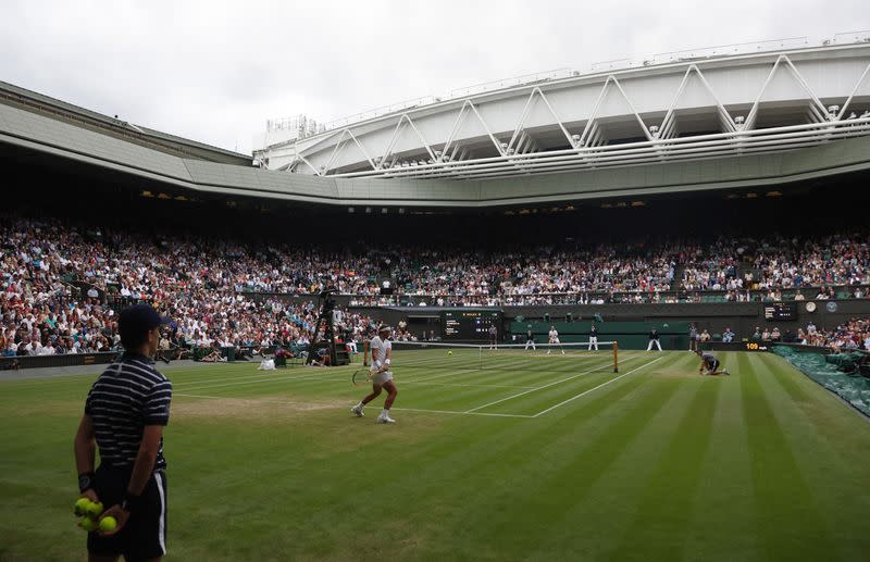 Foto del sábado del partido entre el español Rafael Nadal y el italiano Lorenzo Sonego en Wimbledon