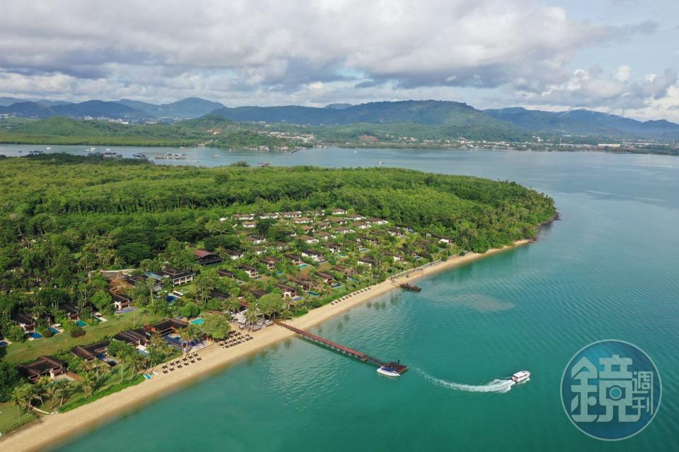 椰子島在泰文中為「Koh Maphrao」，以原始茂密的椰林景觀命名，需搭船才能抵達。