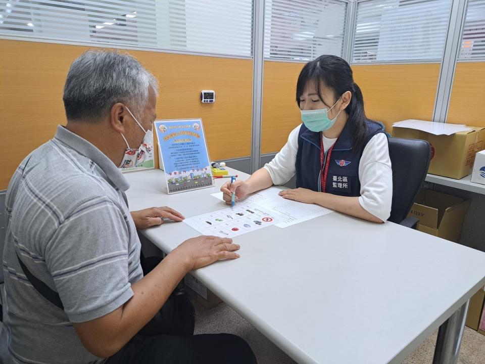 特定年齡職業駕駛人接受認知功能測驗。   圖：台北區監理所提供