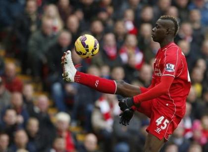 Liverpool&#39;s Mario Balotelli controls the ball during their English Premier League soccer match against Chelsea at Anfield in Liverpool, northern England, November 8, 2014. REUTERS/Phil Noble