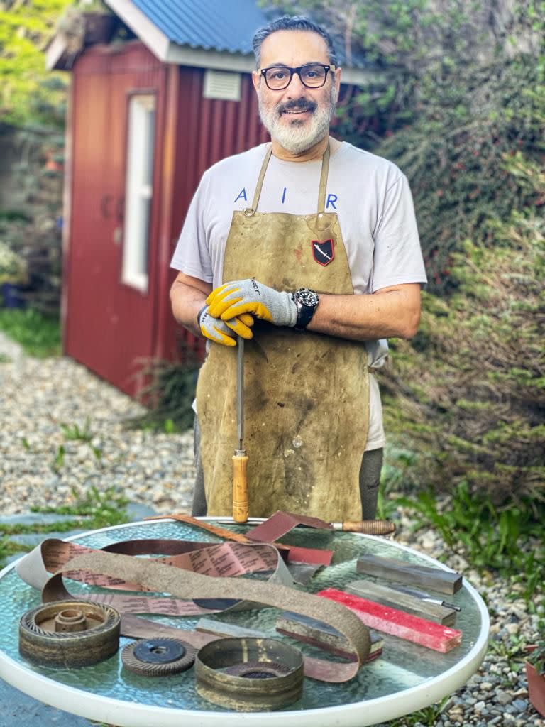 Daniel Reche comenzó a fabricar cuchillos en 2006 como un hobby y hoy abastece a las cocinas de los grandes chefs de Tierra del Fuego