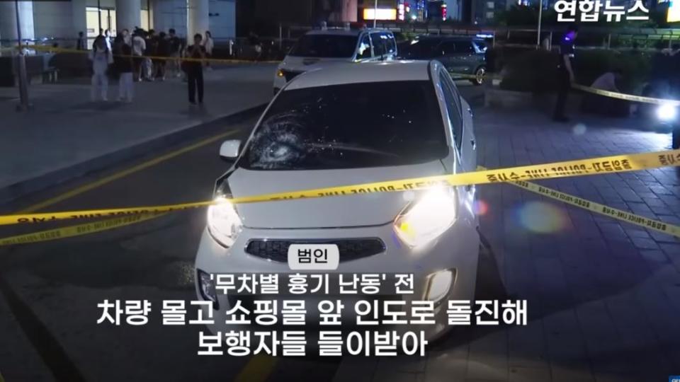 兇嫌駕車在百貨公司前衝撞攻擊路人，車子上明顯可見破碎的玻璃。（圖／翻攝韓聯社YonhapnewsTV）