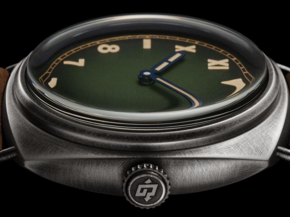 全新Radiomir錶殼是以沛納海近年主打的環保回收金屬eSteel™製作。表面裝飾採用取名為Brunito的拋磨工法，先在eSteel™錶殼上鍍上黑色PVD，然後再人手打磨拋去部分黑色表層，形成舊化質感。因為是人工製作，每只手錶的舊化紋理都不一樣。