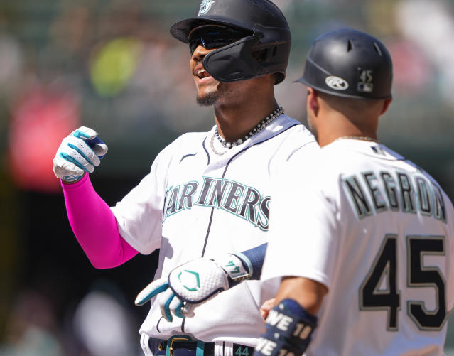 Rodríguez drives in go-ahead run and steals home to lead Mariners