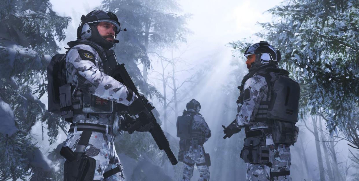 call of duty modern warfare 3, a squad moves through the snow