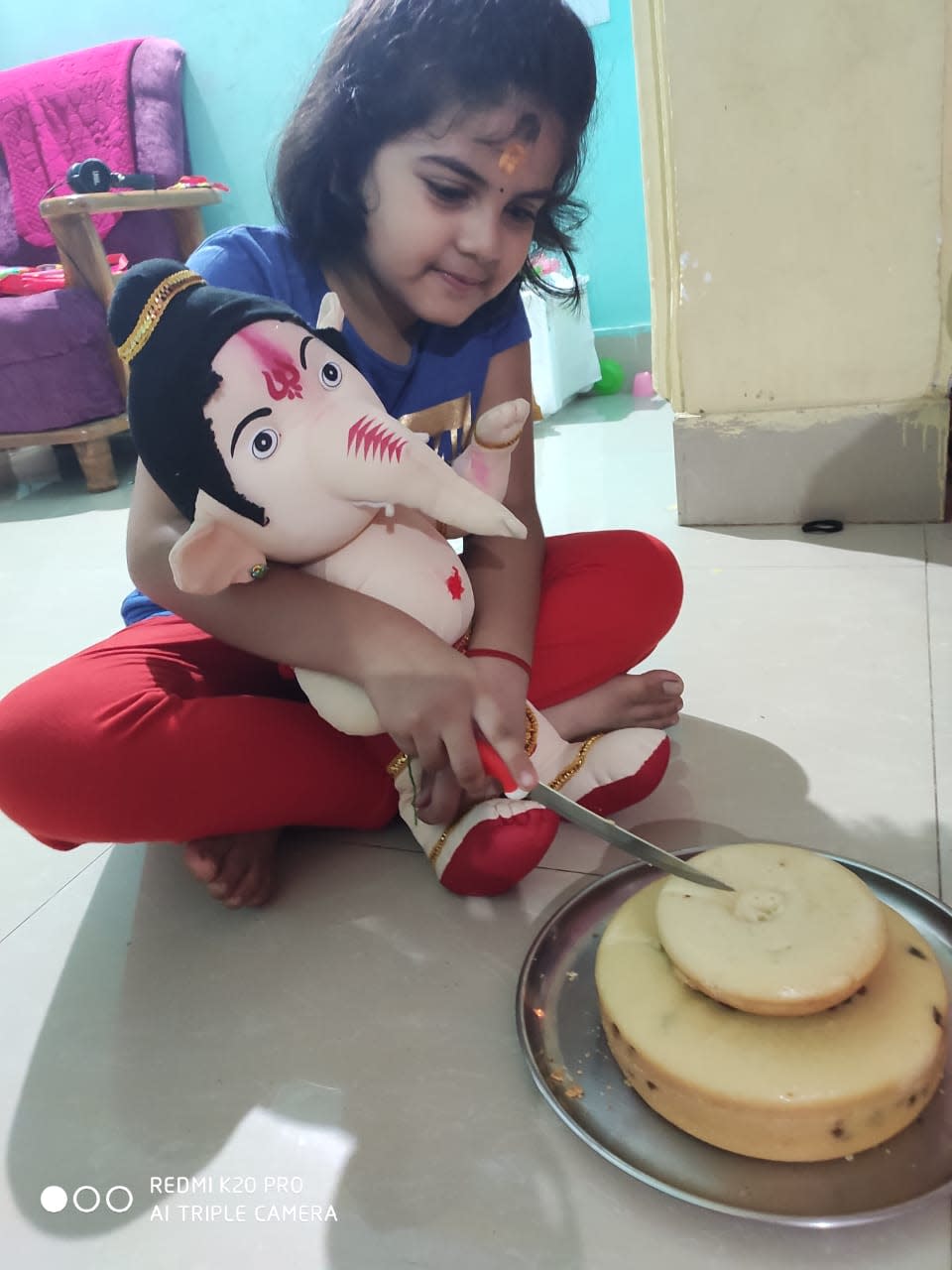 Rinku Mahapatra shared this cute photo of her daughter Advika who celebrated Ganesh Chaturthi by cutting cake.