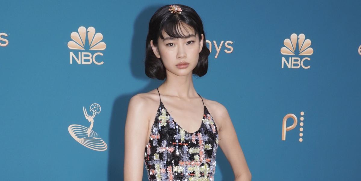 HoYeon Jung's Old Hollywood Bob at the Emmys Deserves an Award of Its  Own—Photos