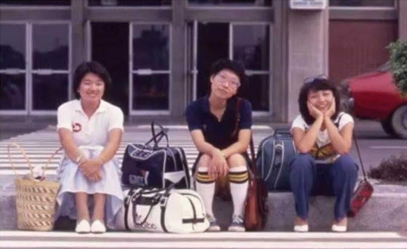 左起馬宜中、王新蓮、鄭怡，曾在1981年推出《鄭怡/王新蓮/馬宜中》，當時專輯封面就是在松山機場外拍攝。（圖／中華音樂人交流協會提供）