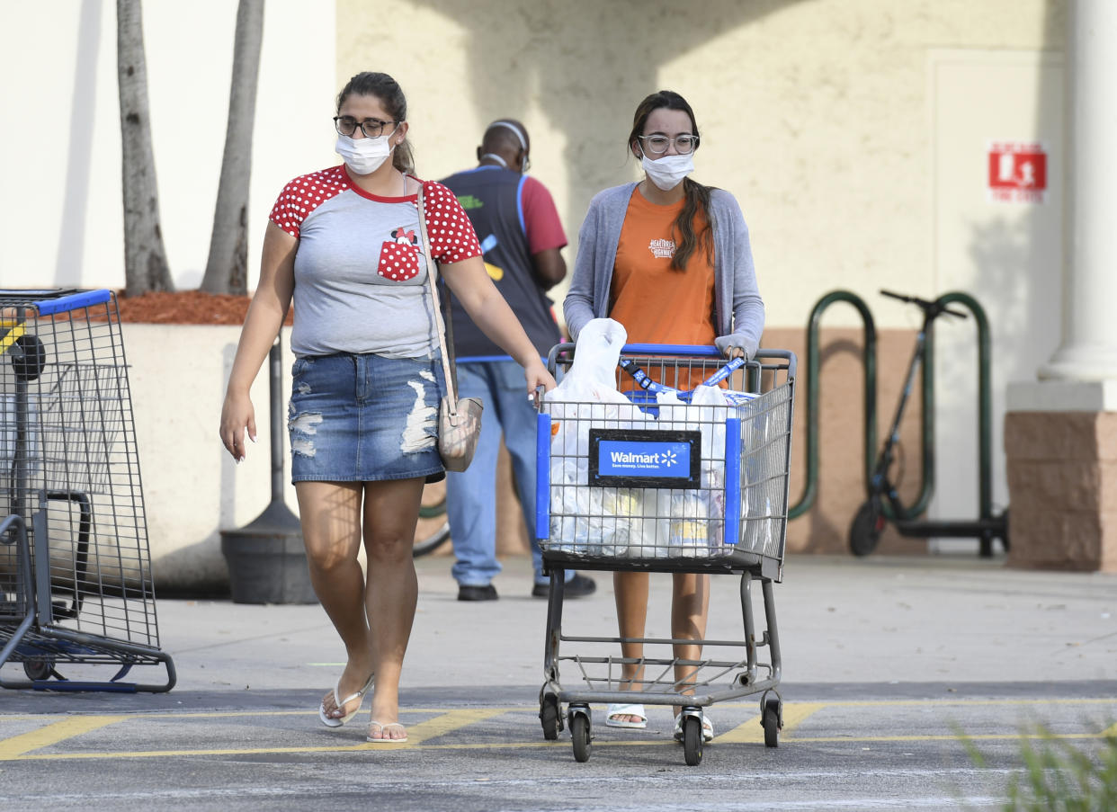 Los compradores se abastecen cuando Walmart comenzó a limitar el número de clientes que pueden estar en sus tiendas a la vez debido a la pandemia de Coronavirus (COVID-19) el 4 de abril de 2020 en Coconut Creek, Florida. Foto:  mpi04 / MediaPunch / IPX