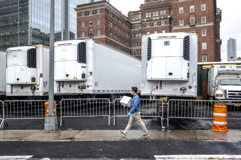 Una morgue temporal afuera de la oficina del examinador médico en Nueva York el 9 de abril de 2020. (Brittainy Newman/The New York Times)