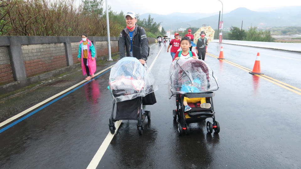 熱情民眾不畏風雨參與。（金山區公所提供）