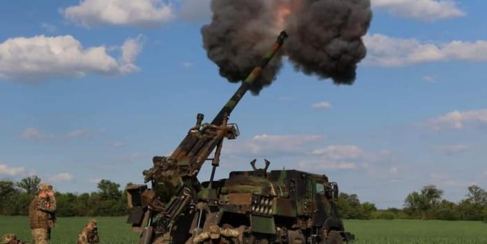 Ukrainian soldiers use a French Caesar howitzer at the war front