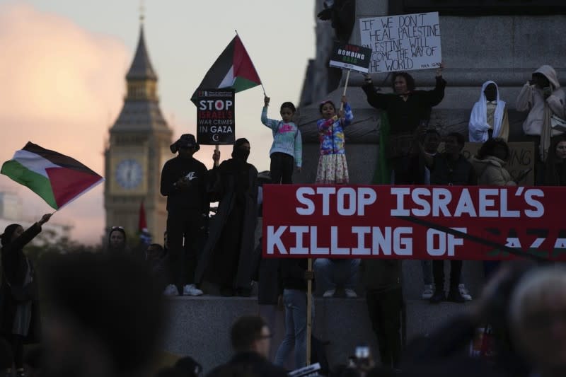 <cite>2023年10月14日，抗議者在英國倫敦參加支持巴勒斯坦的示威活動。（美聯社）</cite>