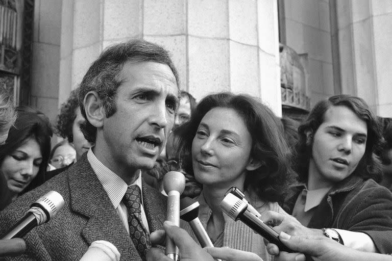  Daniel Ellsberg, coacusado en el juicio de los Papeles del Pentágono, habla con los periodistas después de testificar en Los Ángeles, el 12 de abril de 1973, mientras su esposa, Patricia Ellsberg, observa