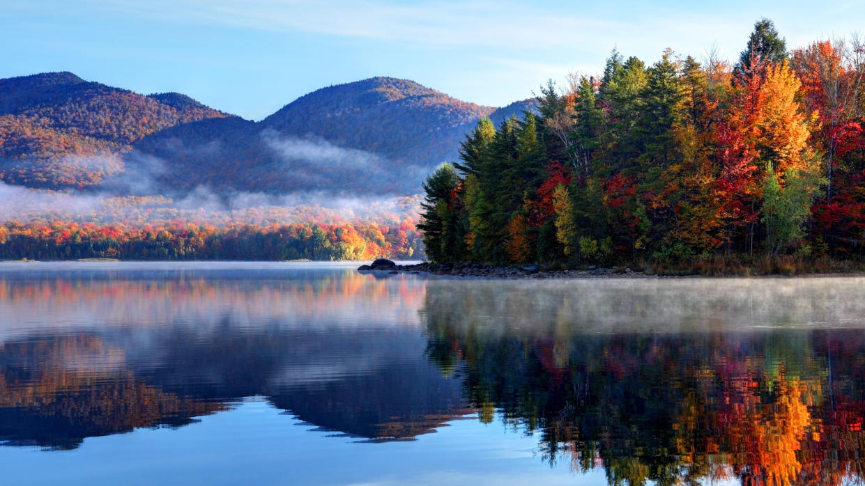  Best day hikes in Vermont for fall colors: lake and trees. 