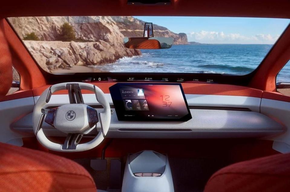 中央的大型觸控螢幕配備了稱為BMW全景視覺的系統，據說具備先進的語音控制功能，市售車預計將引入3D HUD。