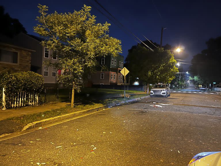 Una foto de la calle Meade después de que varias personas fueran baleadas la madrugada del miércoles 5 de julio de 2023, en Washington. (Luis Urbina/WJLA-TV via AP)