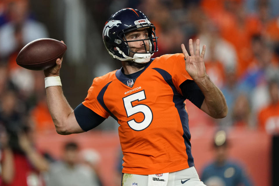 En foto de archivo del 17 de octubre del 2019 el quarterback de los Broncos de Denver Joe Flacco. El 19 de marzo del 2020 la NFL permite a los equipos anunciar acuerdos con agentes libres y cambios entre equipos, esto a pesar de que no se realizaron exámenes físicos debido a que los jugadores no tienen acceso a los centros de entrenamiento por el coronavirus. Denver no ha oficializado que dejó libre al quarterback que fue el MVP del Super Bowl en el 2013. (AP Photo/Jack Dempsey, File)