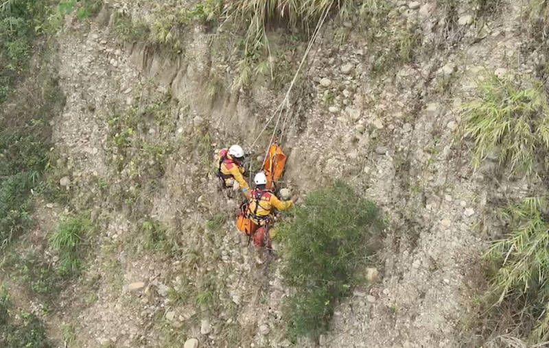 ▲搜救大隊沿著步道地毯式搜救，最終步道下方約75公尺處，發現失蹤者。（圖／翻攝畫面）