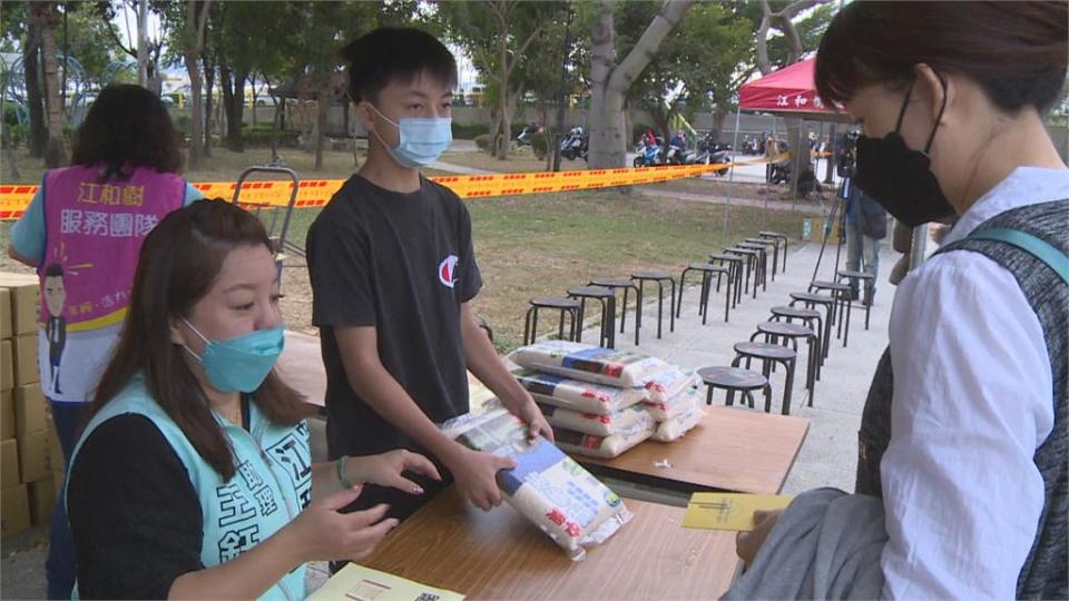 全台第一團！里長揪團打疫苗送白米　活動中心人潮爆滿