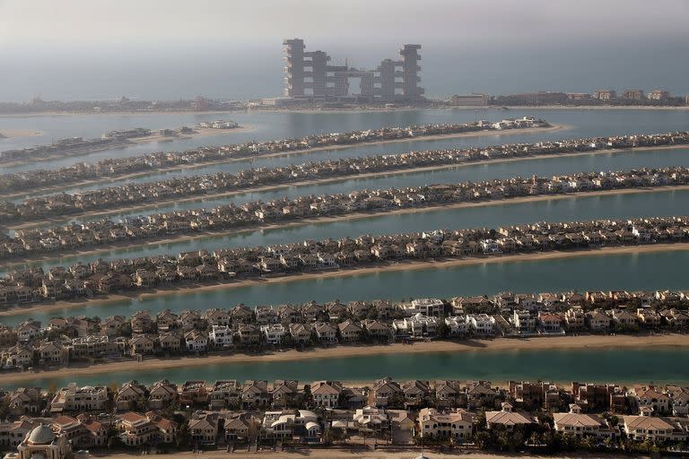 Las villas en las frondas de la isla Jumeirah Palm en Dubai, Emiratos Árabes Unidos, se ven desde la plataforma de observación de The View en The Palm Jumeirah el 6 de abril 
