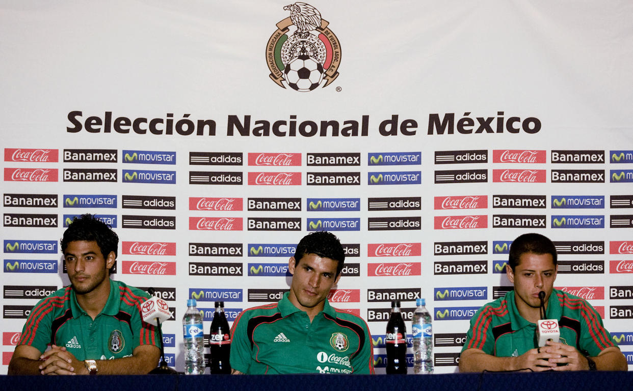 Carlos Vela, Francisco Javier Rodriguez y Javier Hernandez en una conferencia de prensa en septiembre de 2010, justo unos días antes de la fiesta en la que estuvieron involucrados y que terminó con sanciones para todos.. Foto: Gerardo Zavala/Jam Media/LatinContent via Getty Images