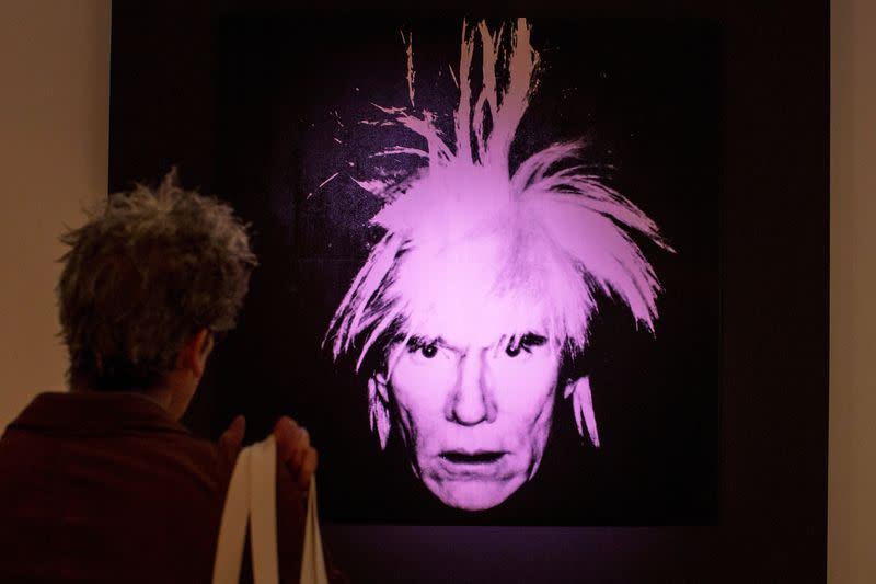 FOTO DE ARCHIVO. Un hombre examina "Autorretrato" de Andy Warhol durante un avance para los medios en la casa de subastas Christie's en Nueva York, EEUU