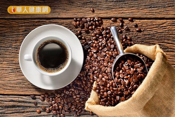 咖啡中所含有的咖啡因成分，有刺激人體交感神經作用、輕度促進血管收縮的效果。再加上，飲品的熱度及配戴口罩的動作，有利於鼻腔保持濕潤通暢。
