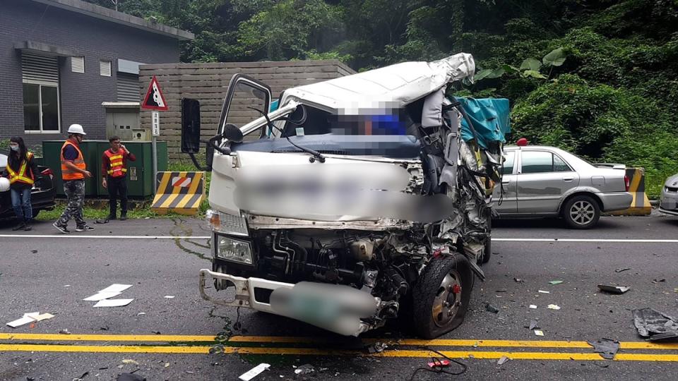 台9線蘇花公路161.2公里處匯德隧道北口30日下午發生一起車禍，一度造成雙向交通受阻，至下午近3時恢復雙向通車。（新城警分局提供）