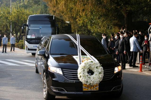 28th Oct, 2020. Funeral for late Samsung leader The bereaved family members  of the late Samsung Group Chairman Lee Kun-hee arrive at Samsung Medical  Center in Seoul on Oct. 28, 2020, to