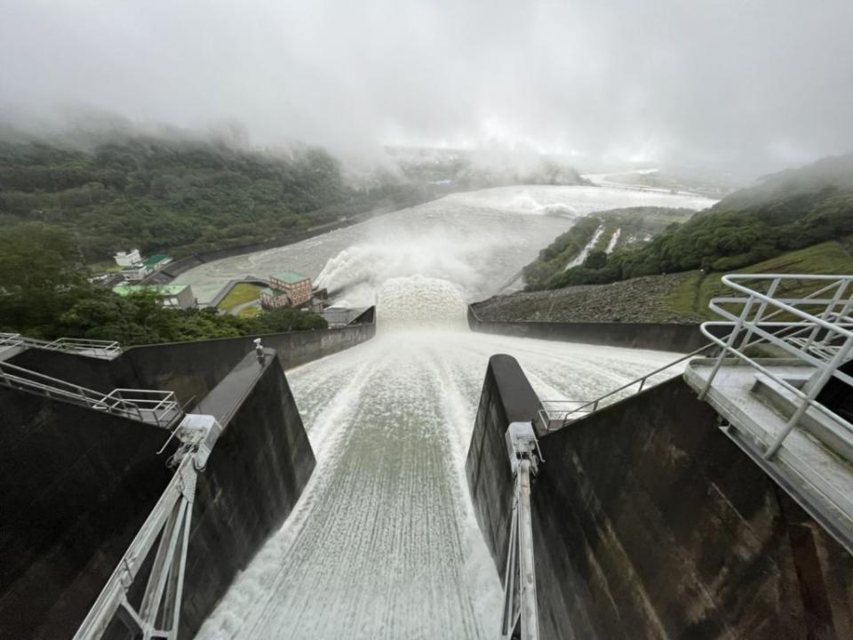 尼莎颱風豪雨不斷，石門水庫開啟溢洪道洩洪。(北水局提供)