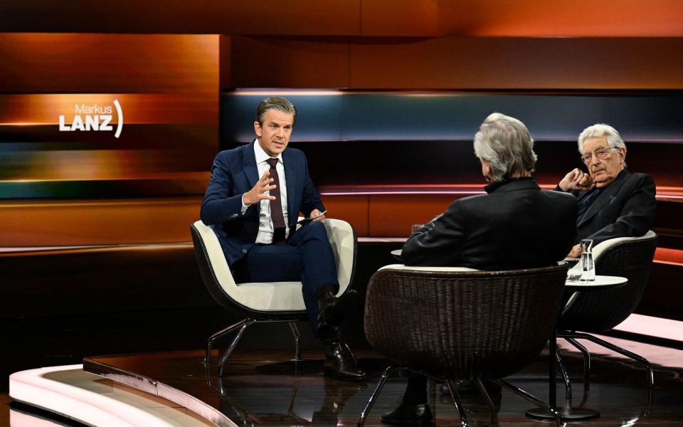 Markus Lanz empfing zu später Stunde nur zwei Gäste, Peter Brand (Mitte) und Gerhart Baum (rechts). (Bild: ZDF / Markus Hertrich)