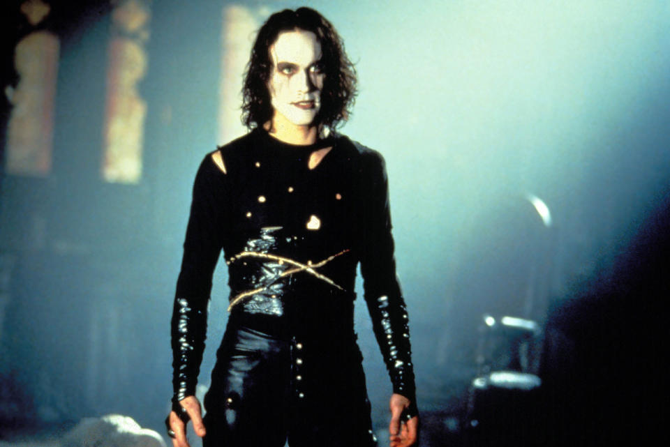 THE CROW (1994): Este filme fue famoso por un motivo especial: La muerte de su protagonista Brandon Lee en pleno set de filmación.