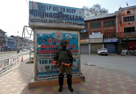 An Indian policeman stands guard in a deserted street during a strike called by Kashmiri separatists for the boycott of by-polls in Srinagar April 9, 2017. REUTERS/Danish Ismail