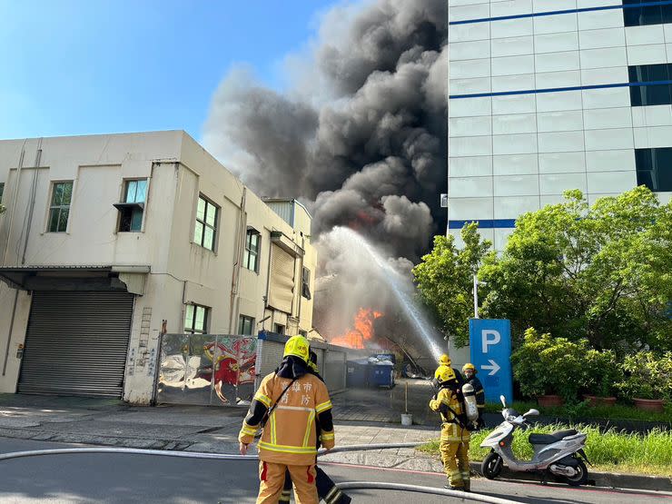 十四日上午七時三十八分高雄市楠梓區楠梓加工區中央路火警，濃煙竄天際，消防局出動大批人力前往灌救。(民眾提供)