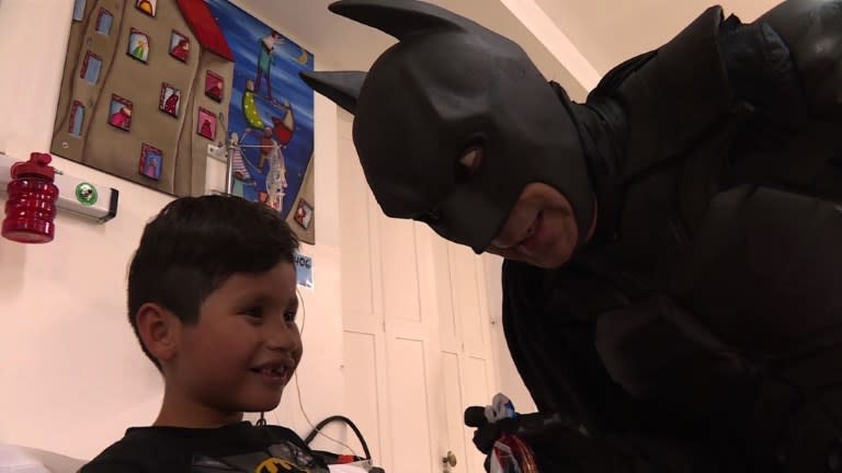 (FOTOS) Un "Batman argentino" incógnito ayuda a niños enfermos