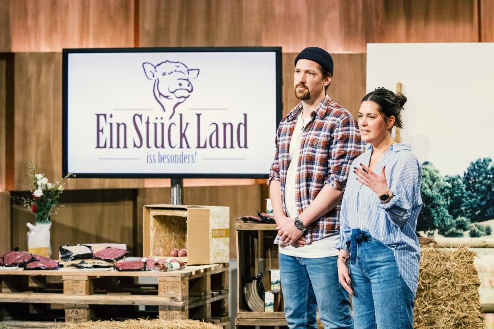 Sind ein Paar und bieten “Ein Stück Land” Hinrich Carstensen und Lina-Louisa Kypke Foto: Bernd-Michael Maurer/ MG RTL D