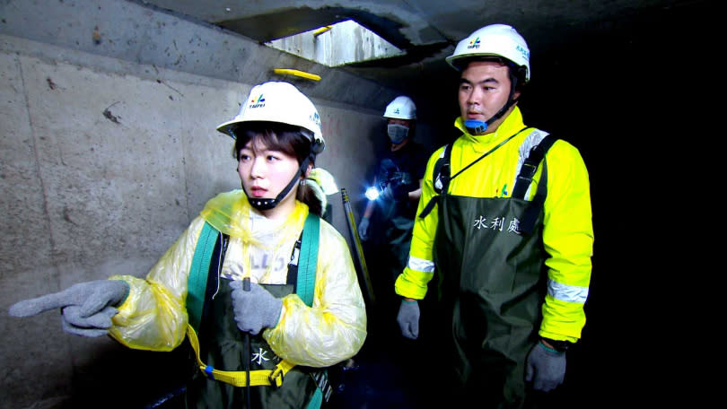   楊小黎深入台北市的雨水下水道，體驗雨水下水道工程員的工作。（圖／三立電視提供）  