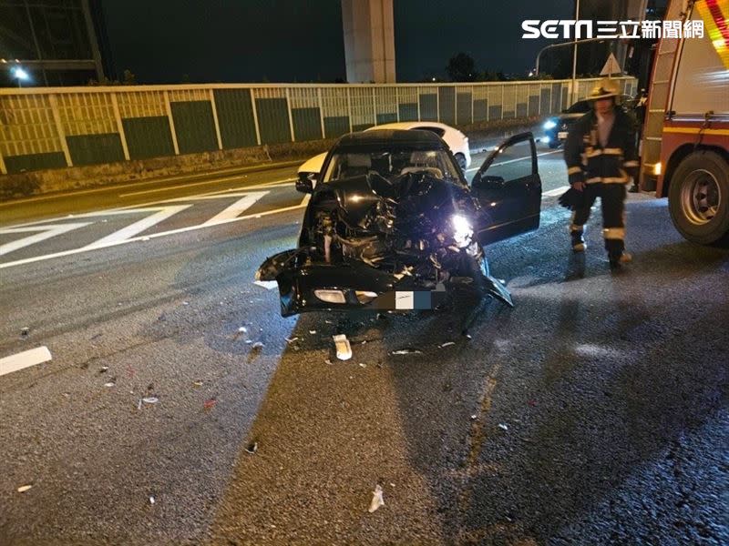 其中一部轎車，車頭損毀嚴重。（圖／翻攝畫面）