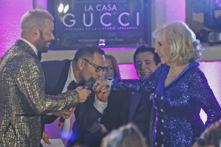 Mirta Legrand, junto al intendente de Escobar, Ariel Sujarchuk, y varias personalidades de la moda, en la premiere de House of Gucci