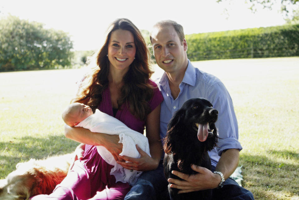 Herzogin Kate und Prinz William mit Sohn George und Hund Lupo 2013 in Bucklebury, Berkshire (Bild: Getty Images)