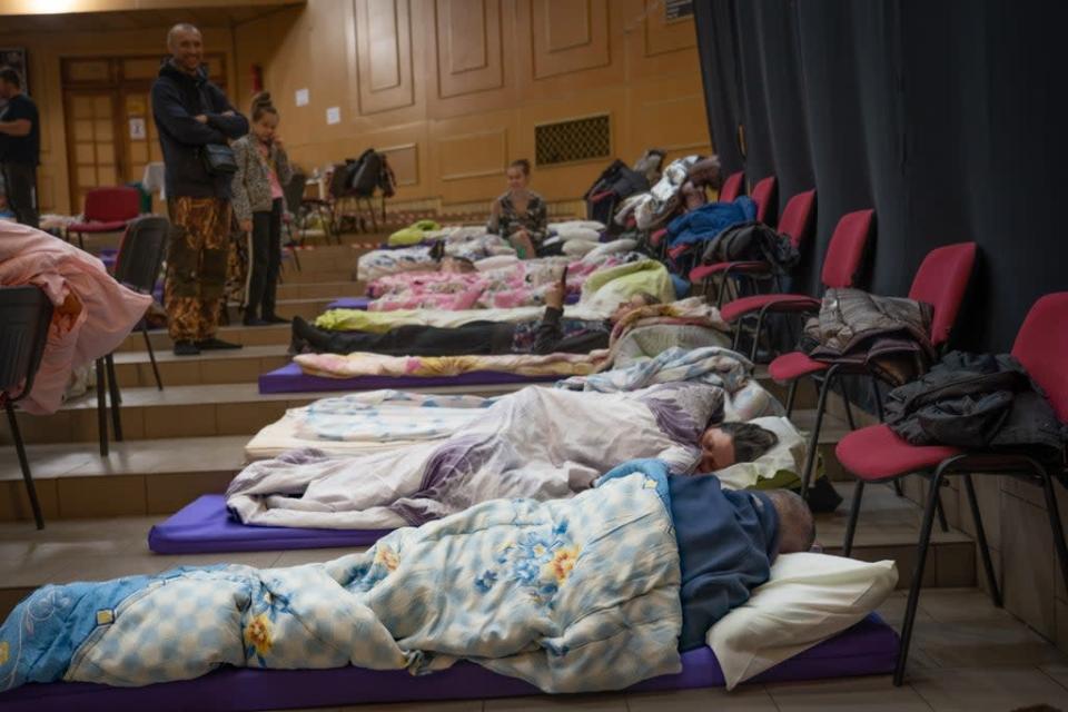 Las personas se instalan para pasar una noche en la iglesia de  Khmelnytskyi (Bel Trew)