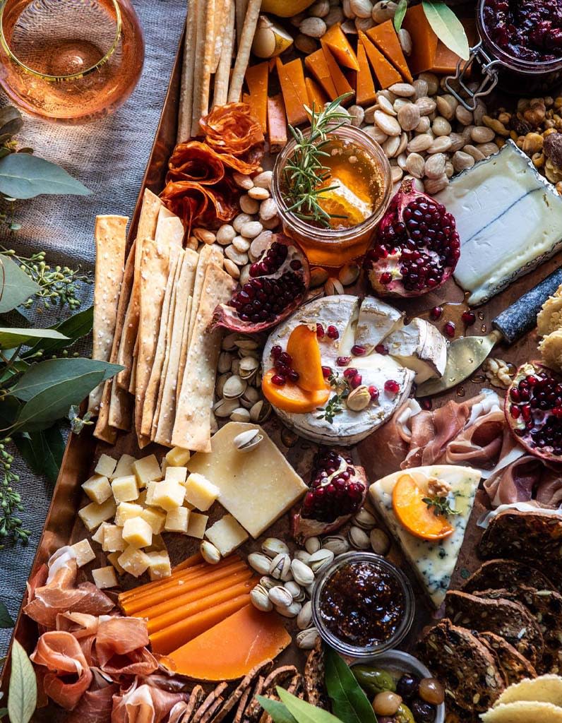 <p>On choisit une planche extra-large pour un résultat qui ne manquera pas d’impressionner !</p><p>Découvrir la recette <a href="https://www.halfbakedharvest.com/how-to-make-an-easy-holiday-cheese-board/" rel="nofollow noopener" target="_blank" data-ylk="slk:ici;elm:context_link;itc:0;sec:content-canvas" class="link ">ici</a></p><br>