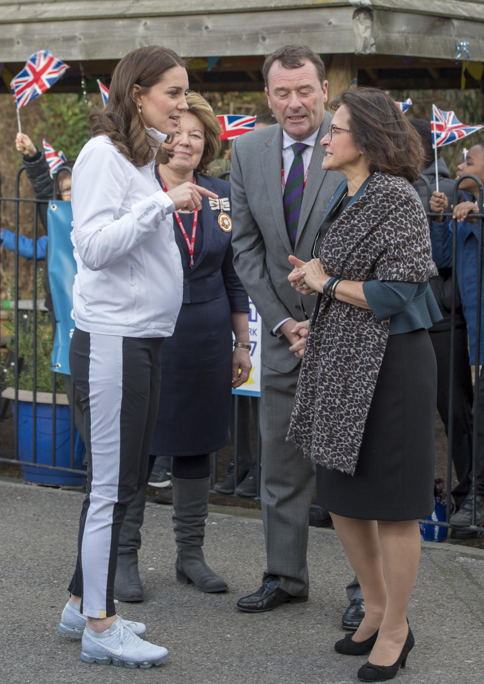 <p>Kate Middleton visitó la escuela elemental Bond Primary School en Mitcham, Inglaterra, y allí lució su embarazo en un atuendo deportivo y conquistó a todos con su sencillez/Getty Images </p>